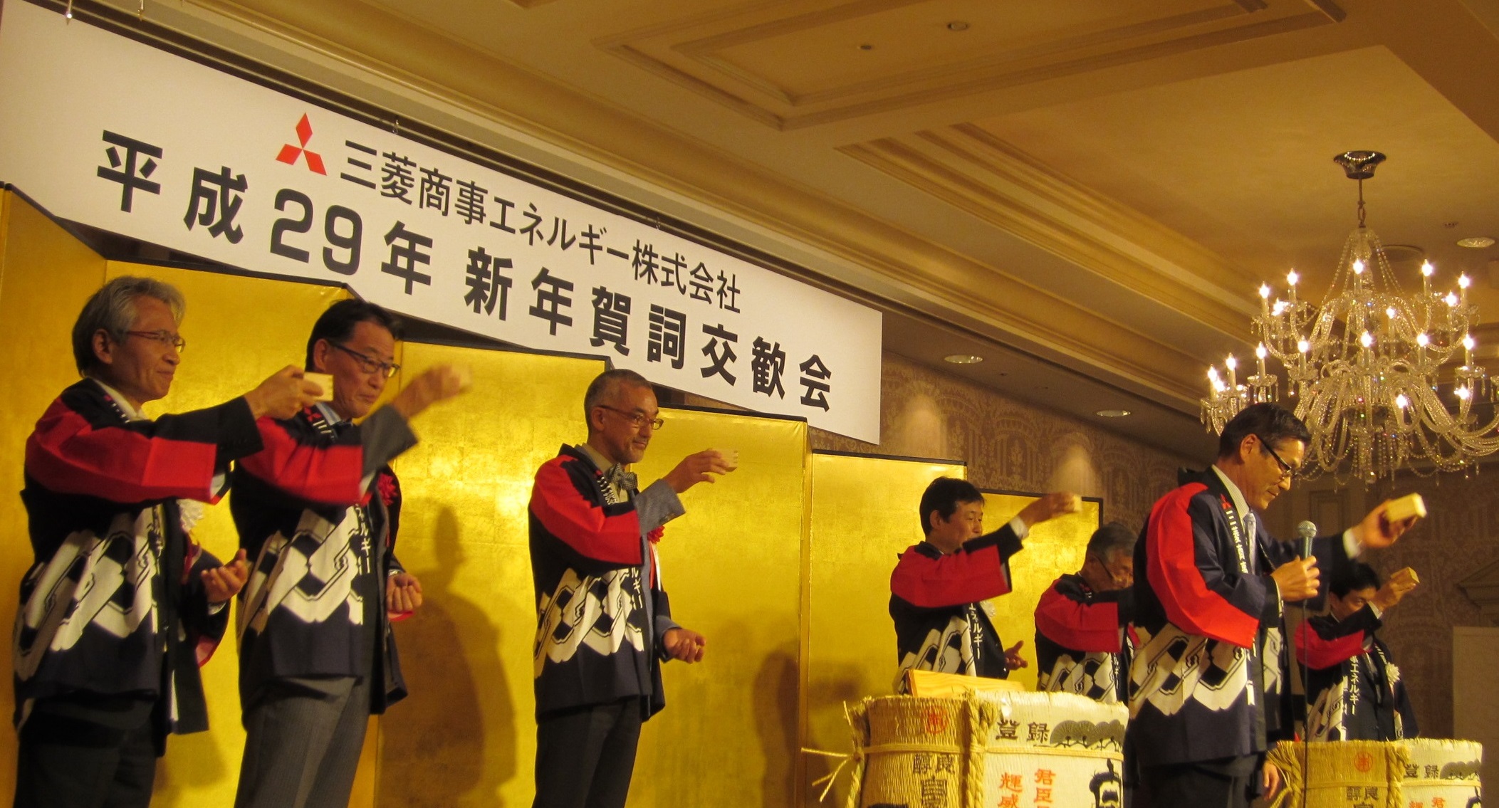 鏡開きの様子（大阪会場）