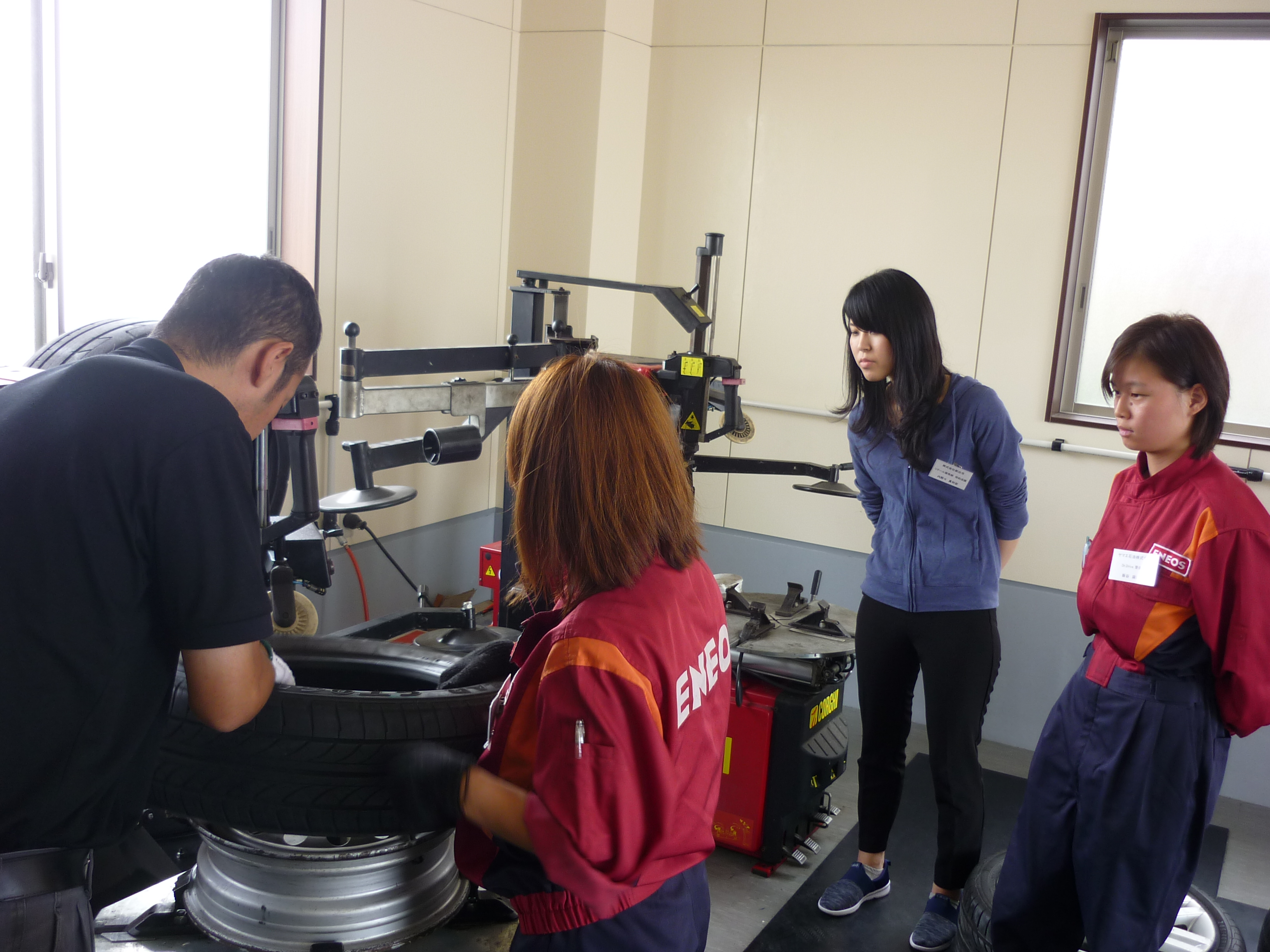 女性受講者は、タイヤ組み換えを中心に研修を行った。