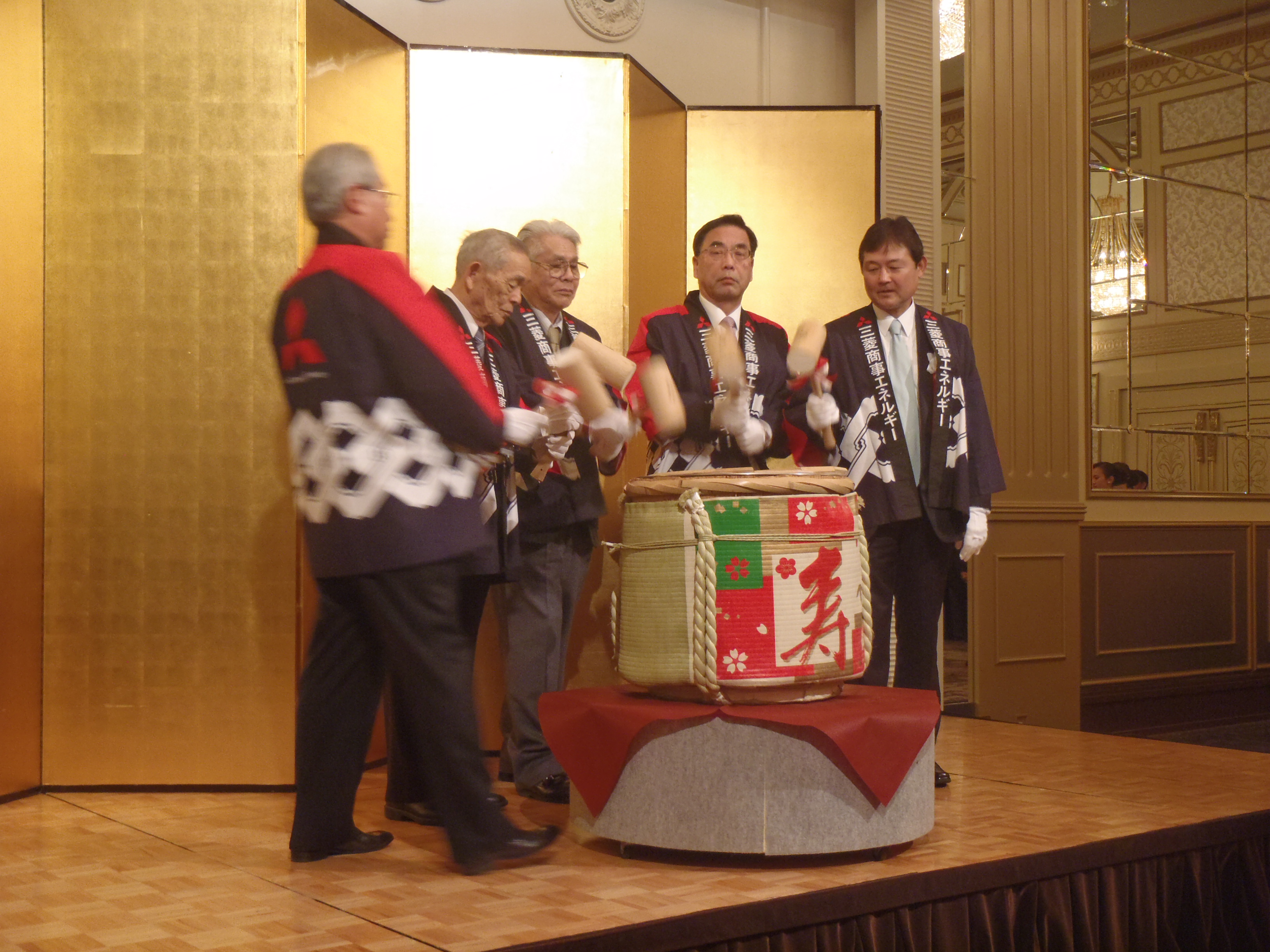 鏡開きの様子（名古屋会場）